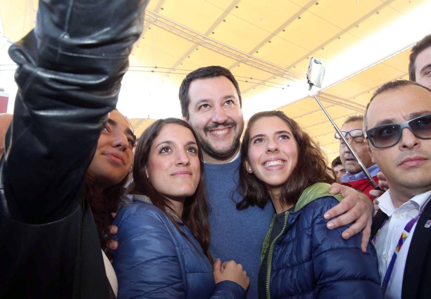 Selfie per Matteo Salvini (Ansa)